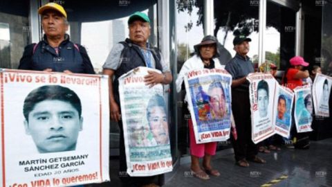 Padres de 43 normalistas de Ayotzinapa realizan mitin frente a FGR