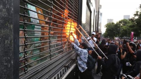 FOTOS: Librería lamenta daños durante marcha por Ayotzinapa