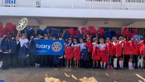 Los niños de dos escuelas de Tijuana obtienen mochilas nuevas