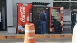 VIDEO: ''Roba'' máquina de papitas a policías y los enfurece