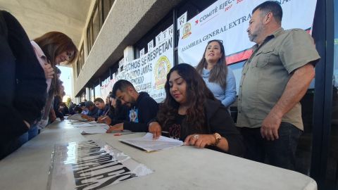 200 empleados de Issstecali se manifiestan en Tecate por falta de mediccamentos