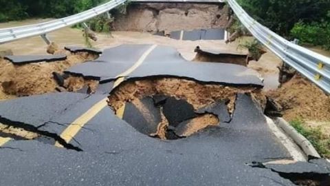 Se desploma puente en Guerrero por la tormenta tropical ''Narda''