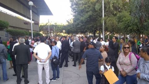 Cientos de personas se quedan fuera de palacio municipal por toma de protesta