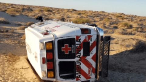 Vuelca ambulancia de la Cruz Roja camino a Puerto Peñasco
