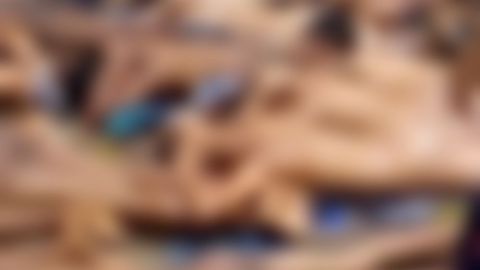 VIDEO: ¡Terrible! Torturan a presos desnudos con gallos de pelea