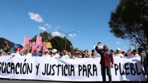 Marchan de Tlatelolco al Zócalo para conmemorar el 2 de octubre