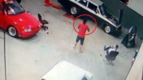 VIDEO: 🚨 Mecánico muere tras impacto de pieza de motor | Le corta la yugular 🚨