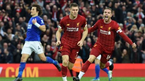Liverpool vence al Leicester con penal de último minuto