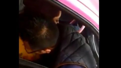 VIDEO: Taxista de la CDMX es sorprendido mientras tenía sexo en su unidad