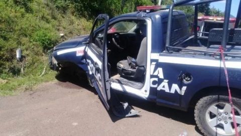 Choca patrulla en Michoacán; mueren un policía y un civil