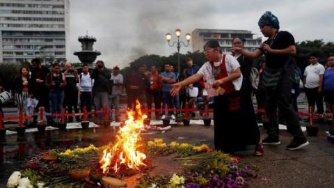Reinstalan altar en honor a 41 niñas quemadas en hogar estatal en Guatemala
