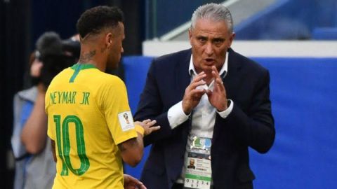 A Tite le incomodan las críticas contra Neymar
