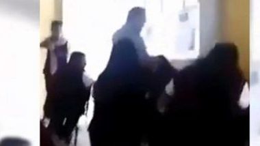 VIDEO: Maestro arroja agua a alumno que se quedó dormido en clase