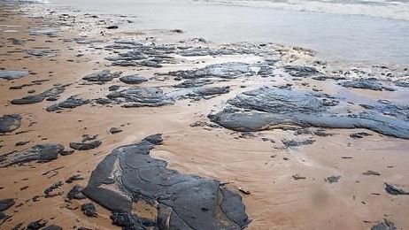 Petróleo en playas de Brasil procede de un "barco extranjero", dice ministro
