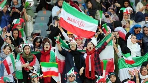 Irán permite ingreso de mujeres a estadio de futbol