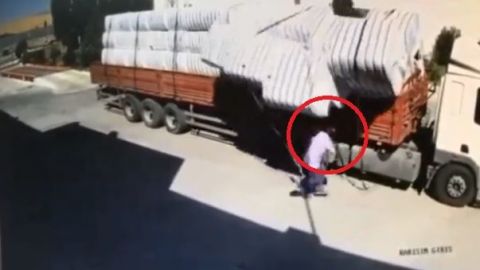 VIDEO: Camionero se rompe el cuello al caerle carga encima