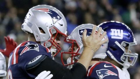 Brady anota en dos ocasiones y Patriots ganan 35-14 a Giants