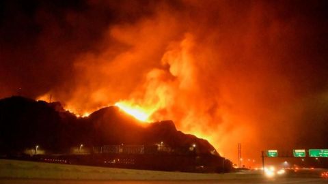 Arde Los Angeles durante la noche