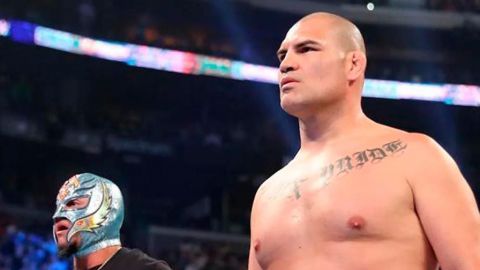 Caín Velásquez firma con WWE, luchará ante Brock Lesnar
