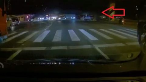 VIDEO: Se derrumba puente y cae sobre autos de una manera brutal