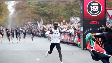 Eliud Kipchoge, leyenda: recorre el maratón en menos de dos horas
