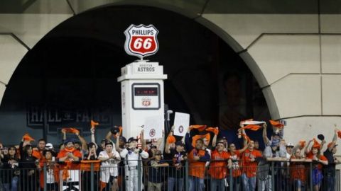 Pelotazo de foul lesiona a hombre en dugout de Astros