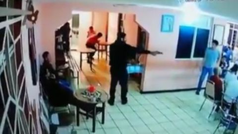 VIDEO: Momento exacto en el que dos hombres asesinan a 2 en un centro de A.A.