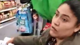 VIDEO: Detienen a mujer con mercancía en su cuerpo