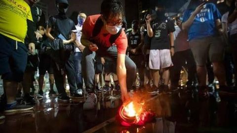 Manifestantes queman jersey de LeBron James en Hong Kong