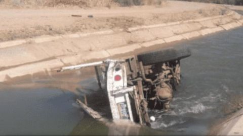 Roba auto y cae al canal: Huía de choque