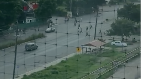 VIDEO: Se registra fuga de 30 reos en penal de Culiacán durante balaceras