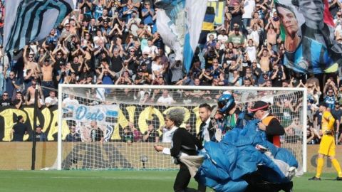Inter gana a Sassuolo en duelo interrumpido por paracaidista