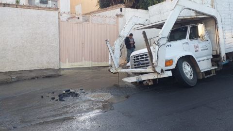 Socavón por fuga de agua en Avenida de Los Olivos