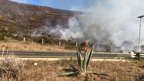 VIDEO: Mini incendios en carretera escénica a Ensenada