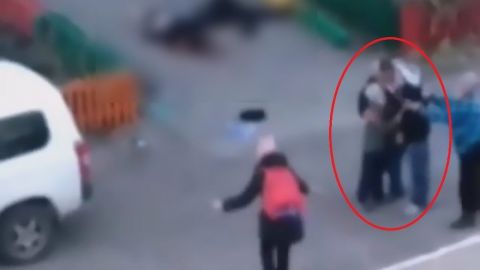 VIDEO: Papá abraza su hijo después de matar a mamá frente a él
