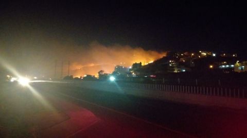 Bomberos de Tijuana se encuentran combatiendo incendios en Rosarito
