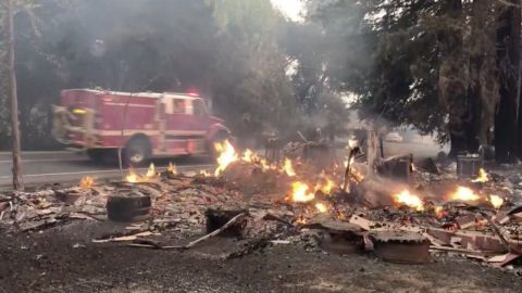 VIDEO: Declaran emergencia en dos condados de California por voraces incendios