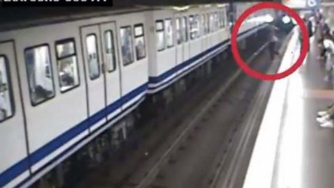 VIDEO: Captan a mujer que cae a vías de metro en España