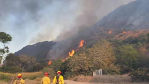 Camión acopia ayuda para apoyo contra incendios