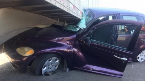 FOTOS: Salvan vida tras impactar su auto contra camión: 2 mujeres y un niño