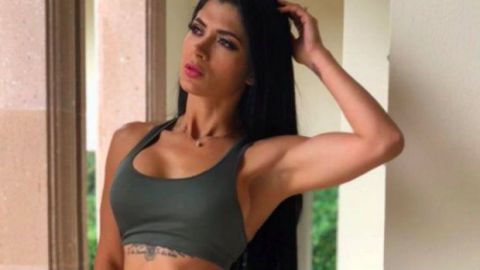 Kimberly Flores posa en sensual minishort