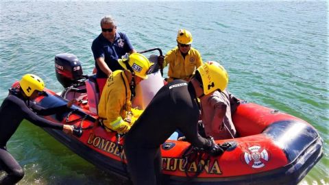 Rescatan salvavidas a persona en presa "El Carrizo"