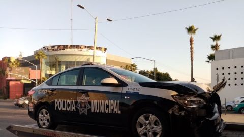 Choque entre taxi de ruta y policía municipal deja 2 lesionados