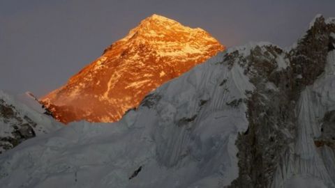 Nepalí sube las 14 cumbres más altas del mundo en 189 días