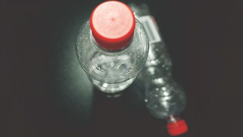 4 razones por las que no debes tomar agua embotellada