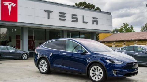 Demandan a Tesla por muerte de conductor que no pudo salir tras choque