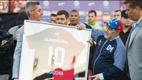 Maradona recibe tributo en Newell’s y después los tunde