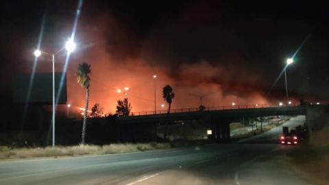 Fuerte incendio en inmediaciones de carretera Tijuana-Tecate