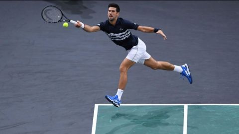 Djokovic aplasta a Tsitsipas en París
