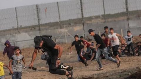 Más de 50 palestinos heridos por disparos israelíes en protestas de Gaza